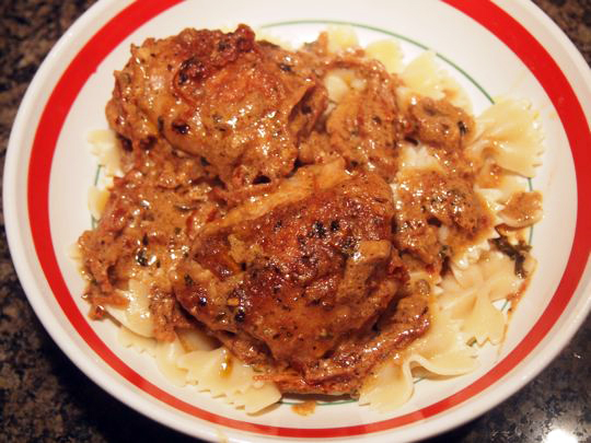 Chicken thighs with sun-dried tomato cream sauce, served with bow-tie pasta